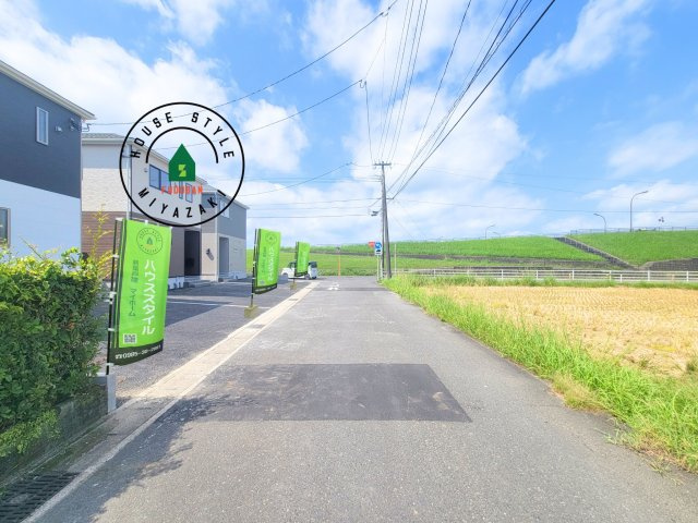 宮崎市祇園第2-3棟（3号棟）の前面道路含む現地写真|前面道路は閑静な住宅地をはしる車通りの少ない道路。お車の出し入れが苦手なママや小さなお子様にも安心ですね。しっかり舗装もされているので、ベビーカーや自転車で通っても快適に通行できます。