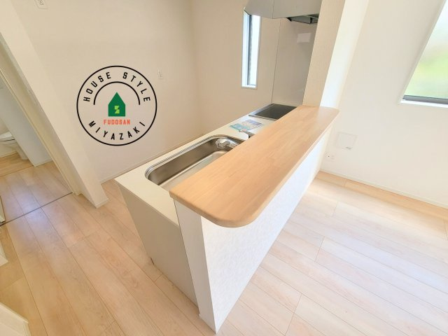 宮崎市祇園第2-3棟（3号棟）のダイニング|キッチンから立ち込める香りが今日の料理を期待させます。