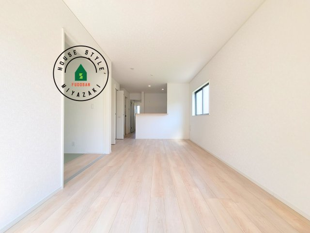 宮崎市祇園第2-3棟（3号棟）の居間・リビング|キッチンからリビングをしっかり確認できます。家族の笑顔があふれる空間になりそうですね。