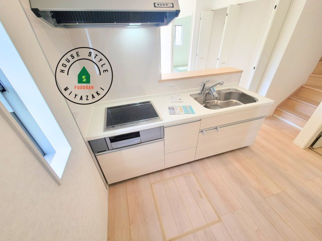 宮崎市祇園第2-3棟（3号棟）のキッチン|ご家族を近くに感じられる対面キッチンのLDK。会話もはずみそうですね。