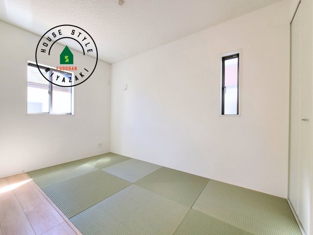 宮崎市祇園第2-3棟（3号棟）の和室|和室を上手に活用すると暮らし方の幅が広がります。例えば普段は開け放して、子供の小さいうちはお昼寝や遊びのスペースに。畳はソフトなので転んでもケガをしにくく安心です