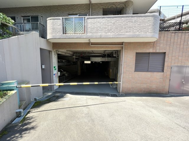 海まで4分！ファミール逗子シーサイドヒルズ　2階の駐車場|駐車場入口