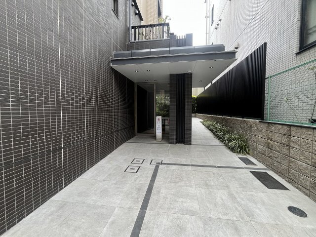 オープンレジデンシア本郷菊坂のエントランス