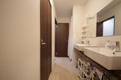 【洗面所】 | ぬこハウス大倉山 | 清潔感のある洗面台と大きな鏡は朝の準備もはかどりそうですね。
