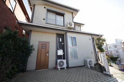 【外観】 | ぬこハウス大倉山 | ２階建てのシンプルなデザインの建物です。
