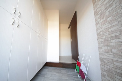 【玄関】 | ぬこハウス大倉山 | 愛猫の脱走防止のために、２重の扉が設けてあるので、安心です。
