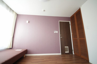  | ぬこハウス大倉山 | 個室１０１号室：ベッド、マットレス、エアコン、カーテンを完備。
