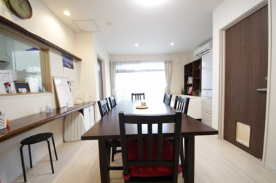 【居間・リビング】 | ぬこハウス大倉山 | 大きなテレビ、ダイニングテーブルと、一人暮らしでは得られない贅沢な設備が備わっています。
