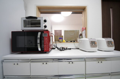 【キッチン】 | ぬこハウス大倉山 | 調理家電が完備。初めての一人暮らし、一人暮らしの再スタートには助かりますね。
