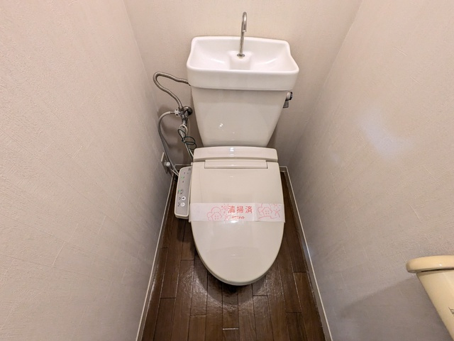 温水洗浄便座付きのトイレです♪