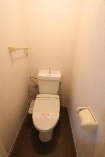 温水洗浄便座付きのトイレです♪