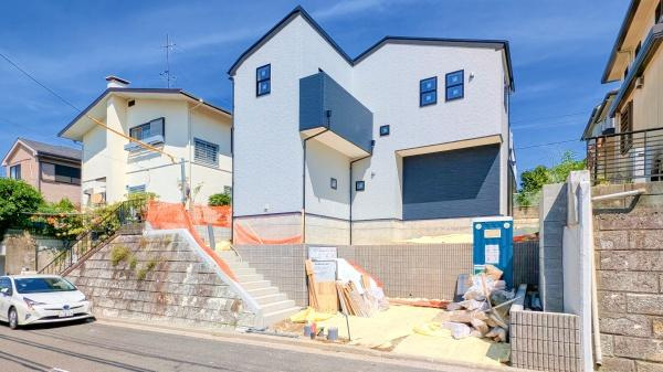 横浜市金沢区西柴４丁目の新築一戸建の外観|堂々と完成しました！いつでもご案内可能です！
お車でご自宅まで送迎承ります。