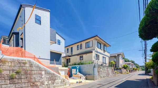 横浜市金沢区西柴４丁目の新築一戸建の前面道路含む現地写真|車通りが少ない為、小さなお子様にも安心です。
是非一度、現地へ起こしください。

