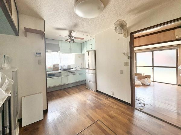 【居間・リビング】 | ここにはみんなが集い、食事と楽しい会話が始まる。話に夢中になりすぎて、ついつい時を忘れてしまう。そんな束の間の幸せを感じさせてくれる場所。