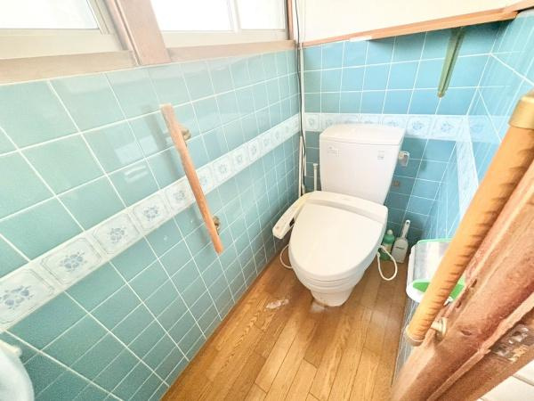 【トイレ】 | 窓があるので、換気しやすく匂いもこもりません♪暗くなりがちなトイレも明るいですよ♪