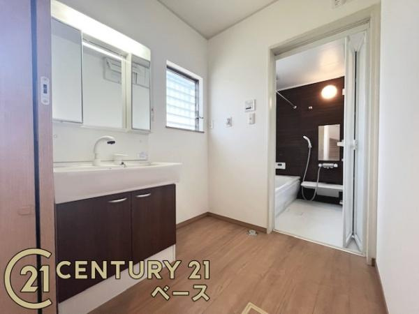 生駒郡斑鳩町神南１丁目の中古一戸建の独立洗面台|■現地撮影写真■三面鏡タイプのミラーキャビネット！収納スペースも豊富です！