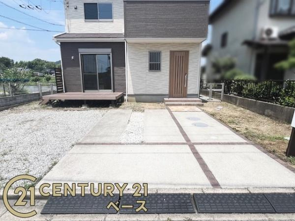 生駒郡斑鳩町神南１丁目の中古一戸建の駐車場|■現地撮影写真■ 駐車並列で３台可能なスペースがございます。