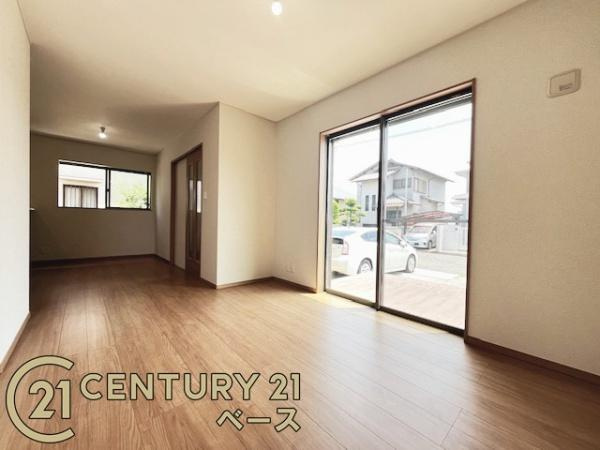 生駒郡斑鳩町神南１丁目の中古一戸建の居間・リビング|■現地撮影写真■ご家族でくつろいでいただける南向きリビングです！