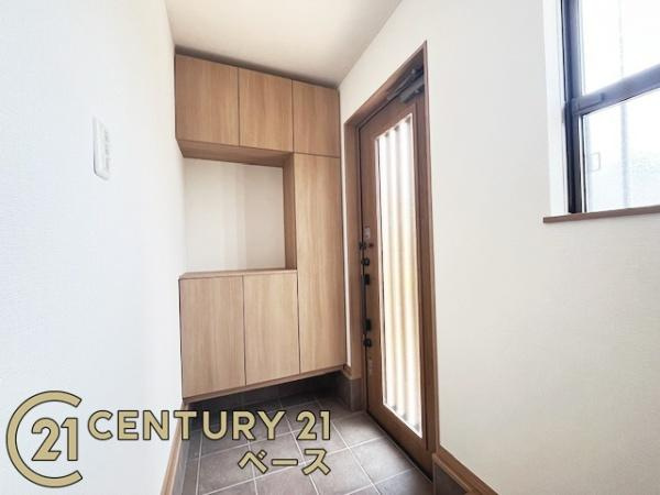 生駒郡斑鳩町神南１丁目の中古一戸建の玄関|■現地撮影写真■広くて明るい玄関！大容量シューズボックス完備！