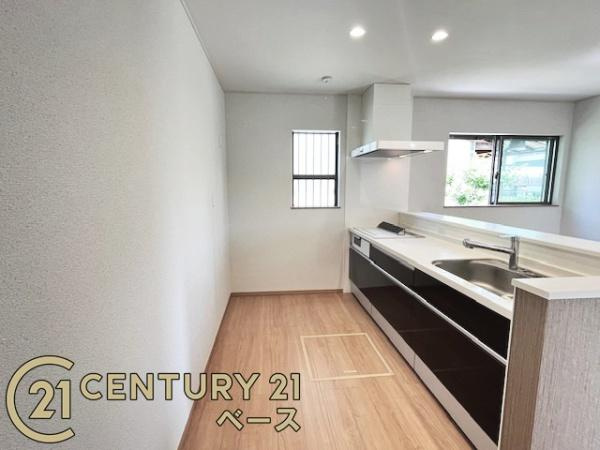 生駒郡斑鳩町神南１丁目の中古一戸建のキッチン|■現地撮影写真■スペース広々！使い勝手のよいシステムキッチン！