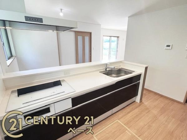 生駒郡斑鳩町神南１丁目の中古一戸建のその他|■現地撮影写真■リビングを見渡せるシステムキッチン！