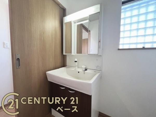 生駒郡斑鳩町神南１丁目の中古一戸建の独立洗面台|■現地撮影写真■忙しい朝の時間でも快適な広々洗面スペースです！