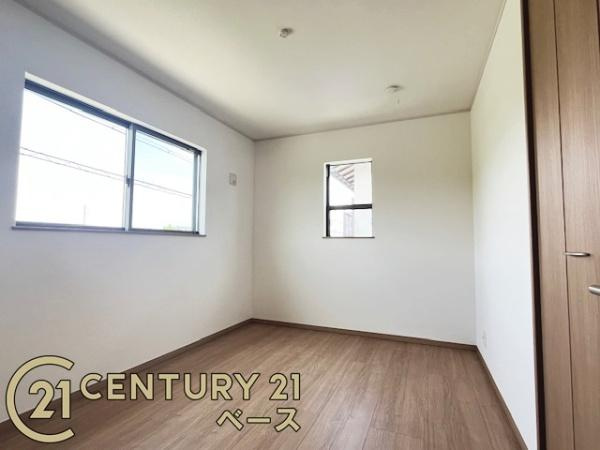 生駒郡斑鳩町神南１丁目の中古一戸建の洋室|■現地撮影写真■クローゼット付きの明るい洋室です！