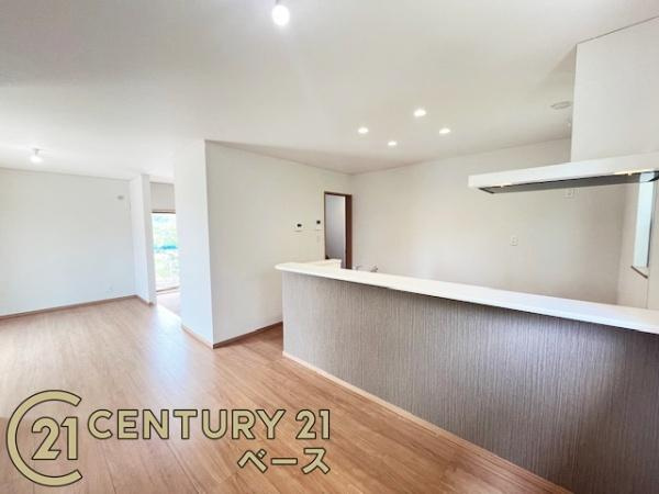 生駒郡斑鳩町神南１丁目の中古一戸建の居間・リビング|■現地撮影写真■開放的で明るい空間のリビングです！