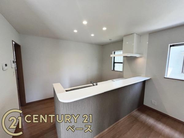 生駒郡斑鳩町神南１丁目の中古一戸建のキッチン|■現地撮影写真■家族とのコミュニケーションがとりやすい人気のカウンターキッチン！