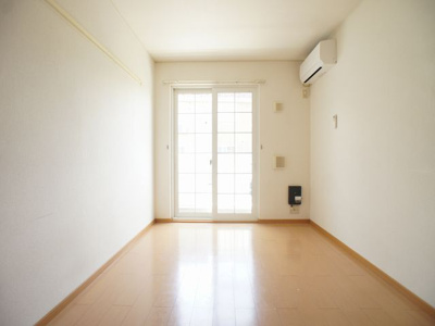 【居間・リビング】 | プロムナードⅥ | 快適に過ごせるエアコンが付いています♪