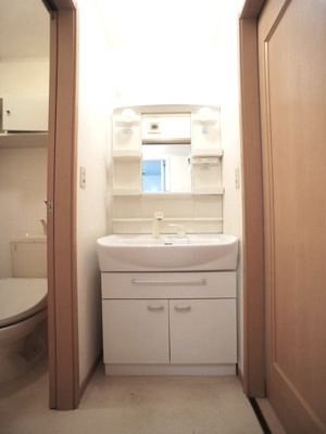 【洗面所】 | プロムナードⅥ | 洗髪洗面化粧台と洗濯機置き場があります♪