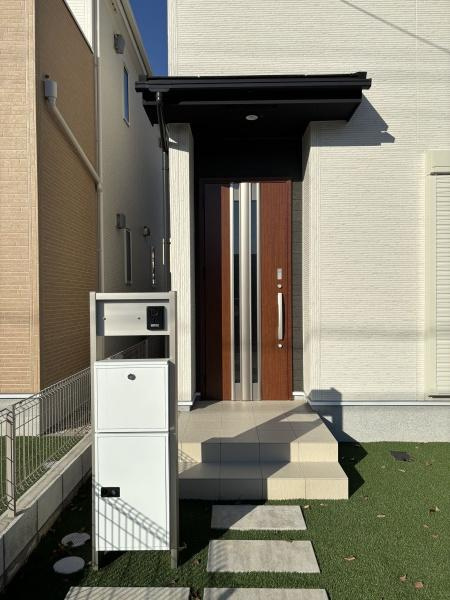 西尾西幡豆町24-1期　全6棟・3号棟の玄関|訪れる人を心地よく迎え入れます。