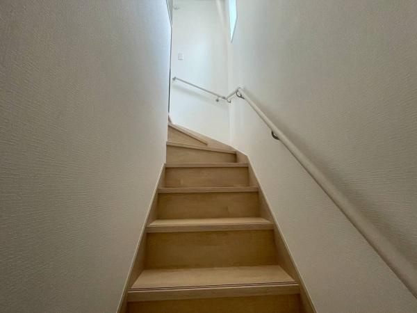 紀の川市下井阪第3-4号棟　新築戸建の内装|階段