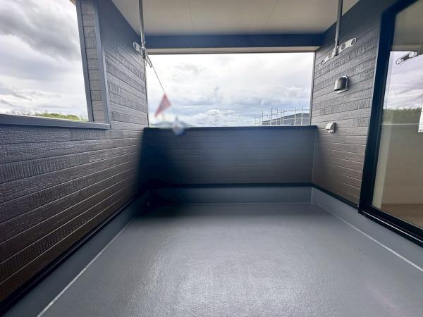 岩出市中島第2-2号棟　新築戸建のバルコニー