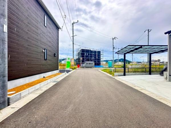 岩出市中島第2-2号棟　新築戸建の前面道路含む現地写真