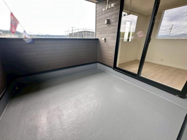 岩出市中島第2-2号棟　新築戸建のバルコニー