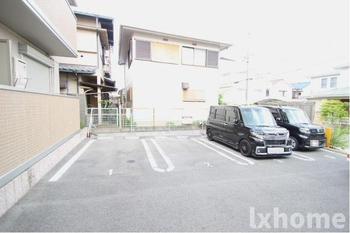 シャルム総持寺の駐車場|カースペースがあります