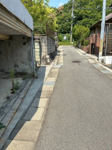 川西市鼓が滝３丁目　古家付き土地の前面道路含む現地写真