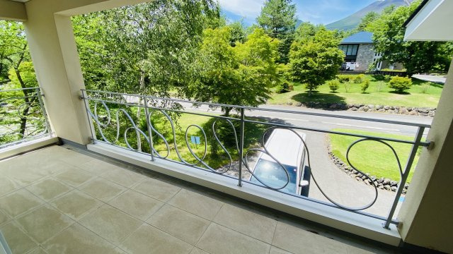 【動画付き】千ヶ滝別荘地 あさまテラス ガレージ付き中古戸建のバルコニー