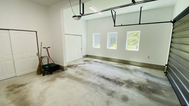 【動画付き】千ヶ滝別荘地 あさまテラス ガレージ付き中古戸建の駐車場