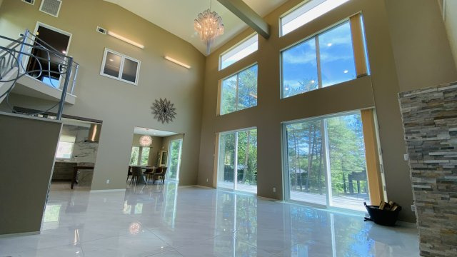 【動画付き】千ヶ滝別荘地 あさまテラス ガレージ付き中古戸建の居間・リビング