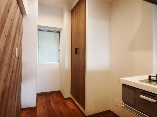 甲子園住宅のキッチン|キッチン横には大容量の収納スペースを新設しました。
食品庫や食器棚としてご活用ください。