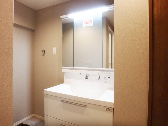 甲子園住宅の独立洗面台|洗面化粧台はＬＩＸＩＬ製「ピアラ」を採用しています。
清潔感のあるホワイトカラー、洗面化粧台の横には収納スペース（リネン庫）がございます。