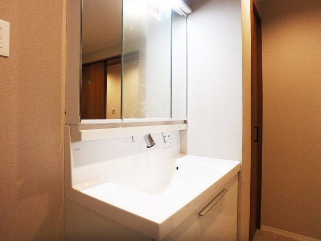 甲子園住宅の独立洗面台|ひろびろボウル、くるくる水栓が備わっている機能性に優れた洗面化粧台です。
収納力の高いミラーキャビネットも必見です。