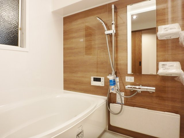 甲子園住宅の浴室|縦型スリムミラーのスタイリッシュな浴室です。
浴槽横には窓があり換気もスムーズです。