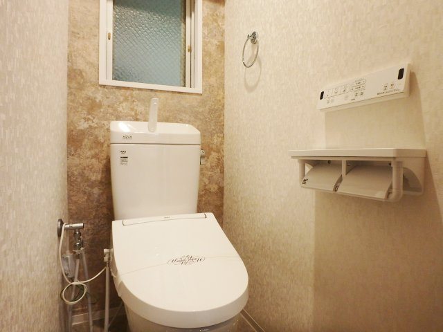 甲子園住宅のトイレ|ＴＯＴＯ製のウォシュレット一体型のトイレです。
節水型で、汚れがつきにくく、お掃除がラクなトイレです。