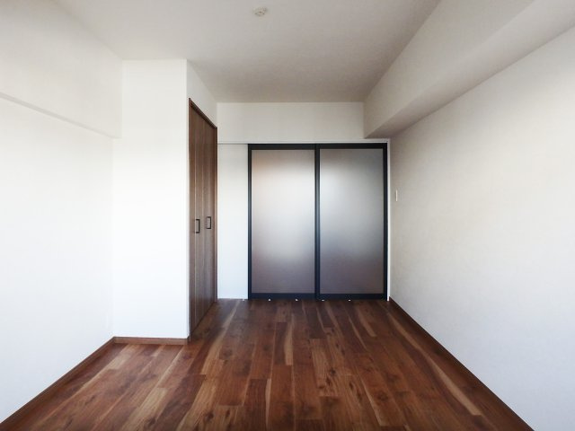 甲子園住宅の洋室|約6.4帖の洋室にはクローゼットを新設しました。
南東向きにつき、陽当たり良好なお部屋です。