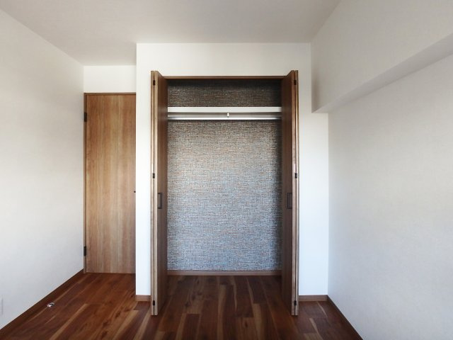 甲子園住宅の収納|約6.2帖の洋室にも大容量のクローゼットを新設しました。
お洋服や、お荷物が多い方でも安心です。