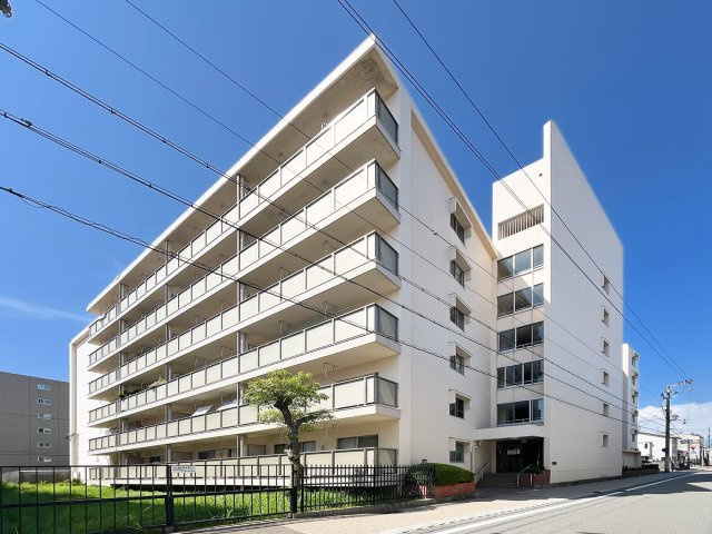 甲子園住宅の外観|阪神「甲子園駅」まで約320ｍ、ららぽーと甲子園まで約520ｍで生活至便な立地。
1974年（昭和49年）9月築、鉄筋コンクリート造6階建、総戸数60戸のマンションです。