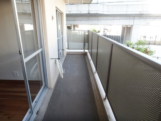 甲子園住宅のバルコニー|バルコニーの前面には大きな建物がなく、たっぷりと陽の光が差し込んできます。
角部屋につき開放感がございます。